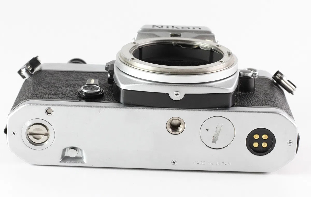 Nikon FE Kamera SLR Spiegelreflexkamera (Gehäuse ohne Objektiv/Body Without Lens) in Silber/schwarz