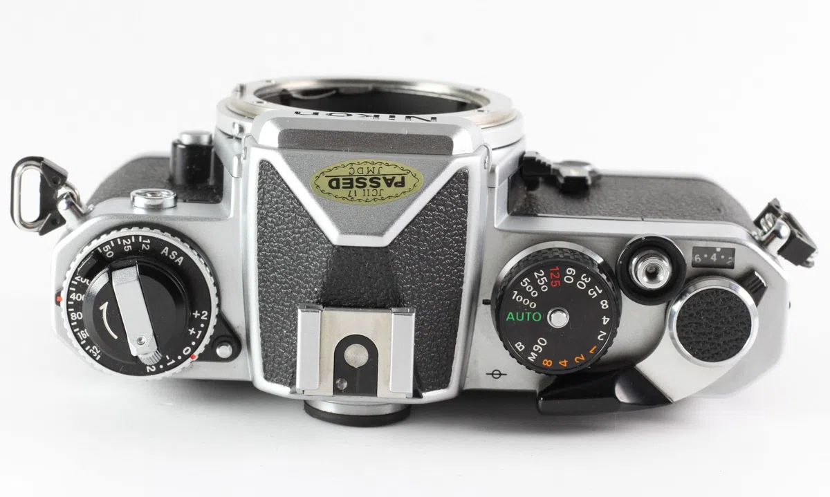 Nikon FE Kamera SLR Spiegelreflexkamera (Gehäuse ohne Objektiv/Body Without Lens) in Silber/schwarz