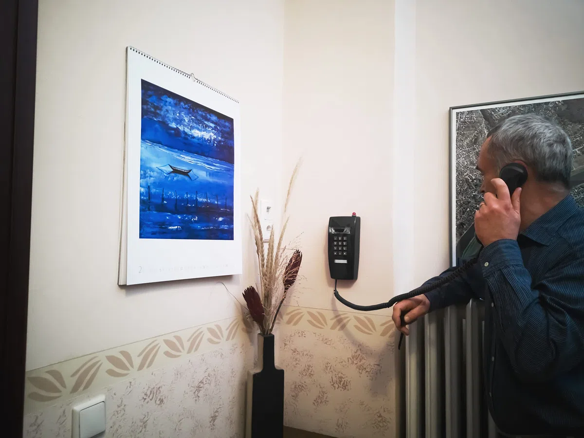 Opis WallFon Cable in Schwarz : Kabelgebundenes Nostalgie Wandtelefon für echte Retro Liebhaber