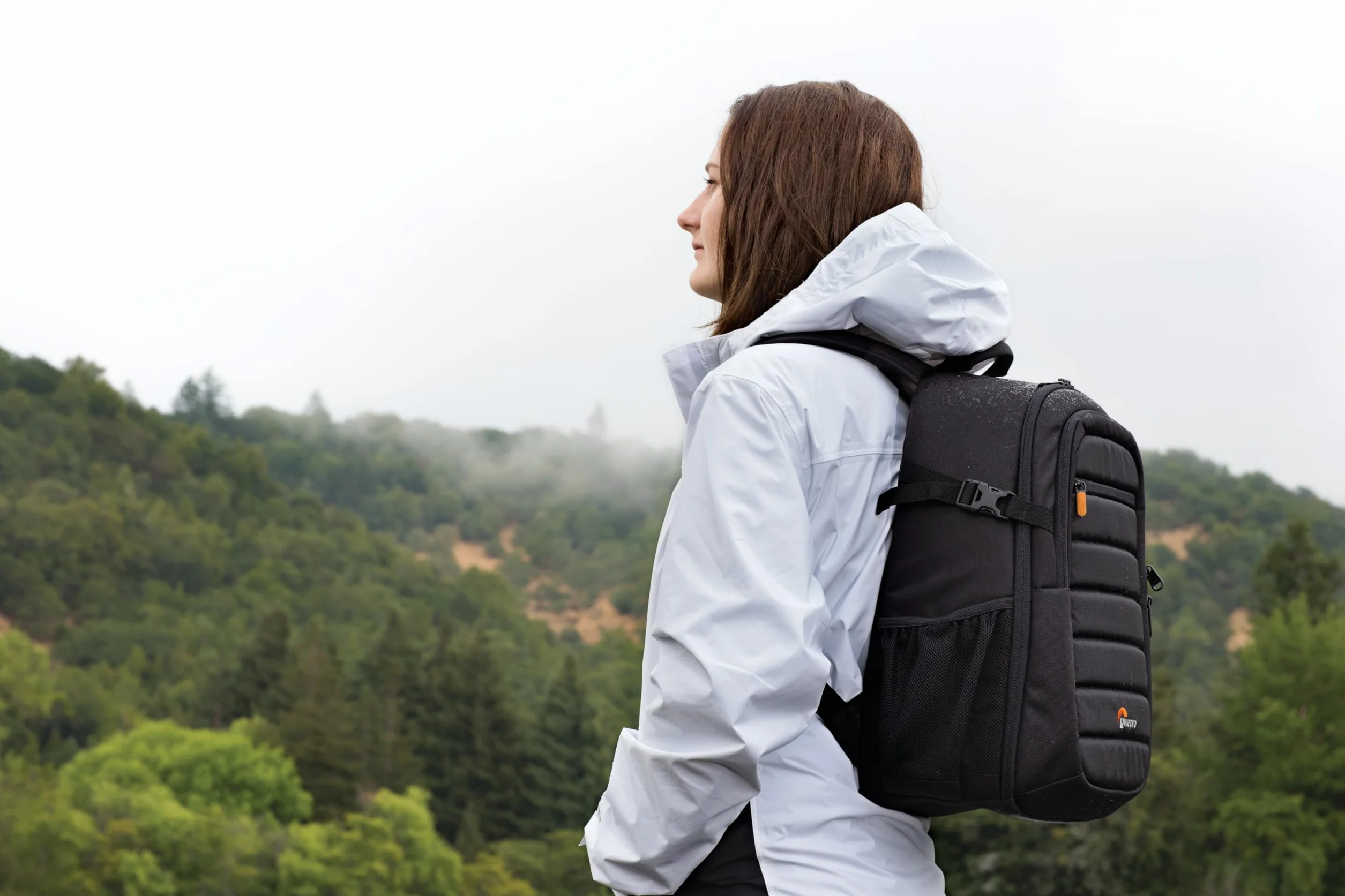 Lowepro Tahoe 150 Rucksack für Kamera mit anpassbarem Innenraum, passend für DSLR mit Objektiv, zusätzliches Objektiv, 10-Zoll-Tablet, Schwarz, LP36892-PWW