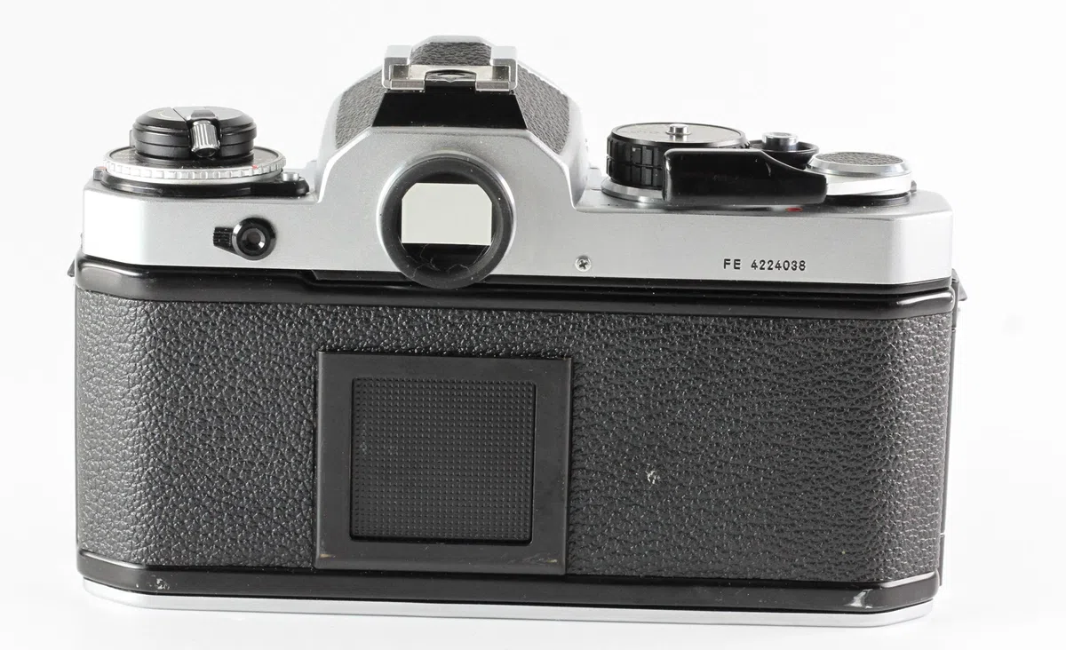Nikon FE Kamera SLR Spiegelreflexkamera (Gehäuse ohne Objektiv/Body Without Lens) in Silber/schwarz