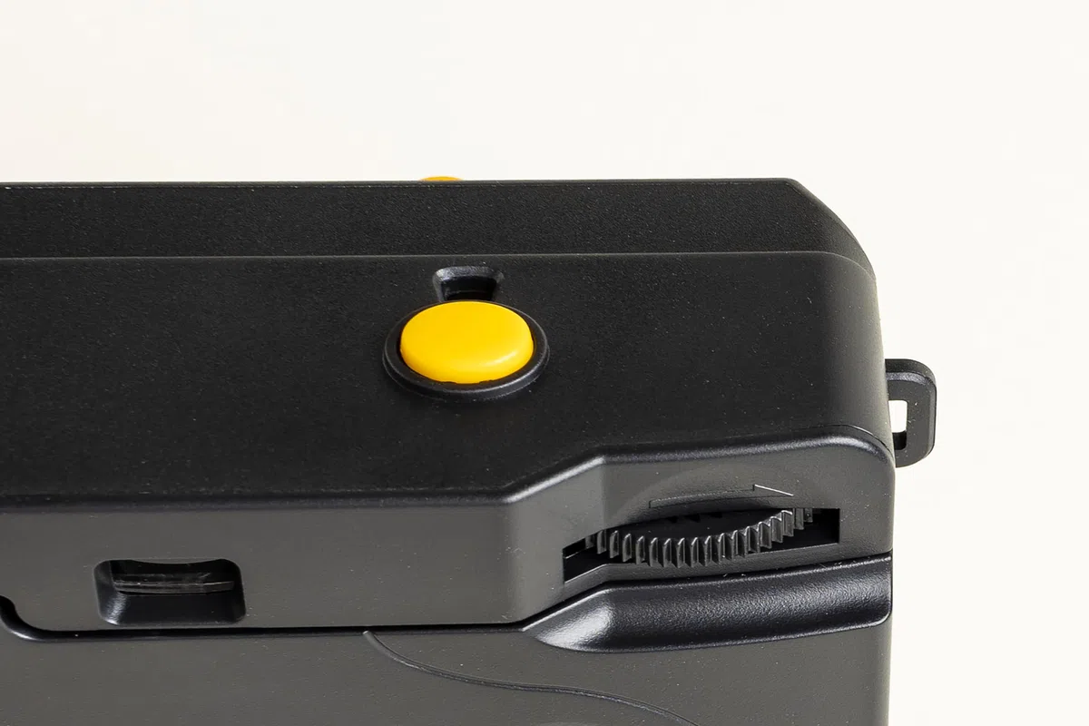 Corex Kakao Friends Wiederverwendbare 35-mm-Filmkamera, Ryan Edition, Weitwinkel mit festem Fokus, eingebauter Blitz, kompatibel mit 35-mm-Farb-Negativ- oder Schwarzweiß-Filmen