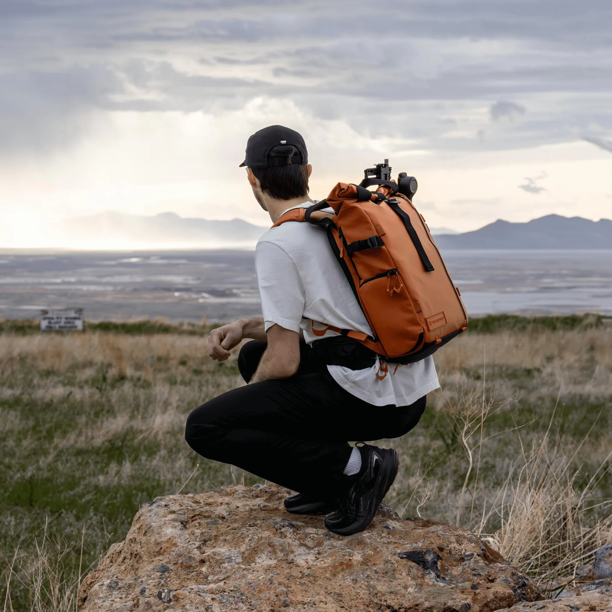 WANDRD PRVKE 31L V4 Kamerarucksack und Fotografie-Set, wetterfester Reise- und Fotografie-Rucksack, Paket enthält 31-Liter-Tasche, Kamerawürfel, Hüftgurte und Zubehörgurte