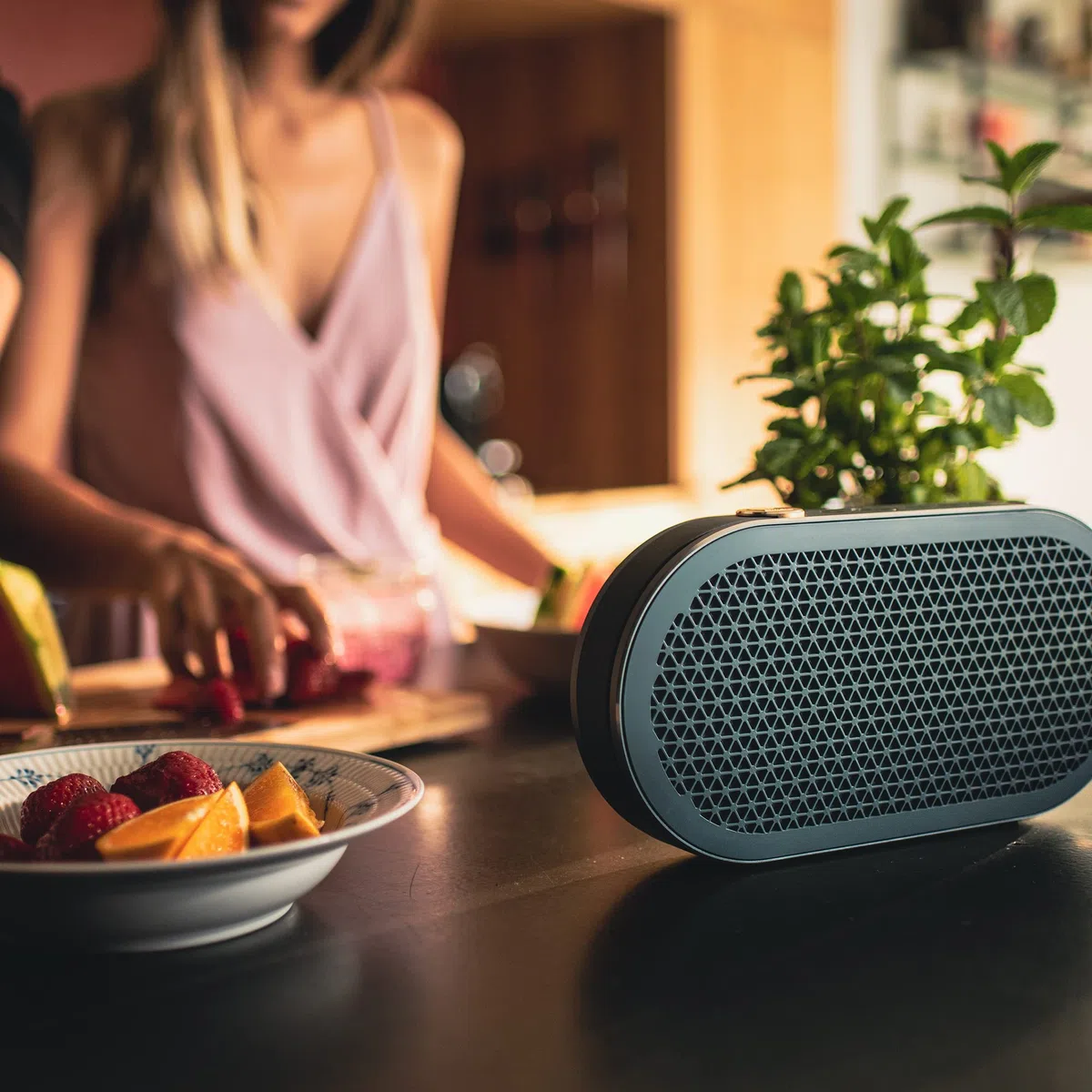 DALI Katch G2 – Premium Bluetooth-Lautsprecher mit Außergewöhnlicher Klangqualität, Elegantes Aluminium-Design und Integriertem Leder-Tragegurt