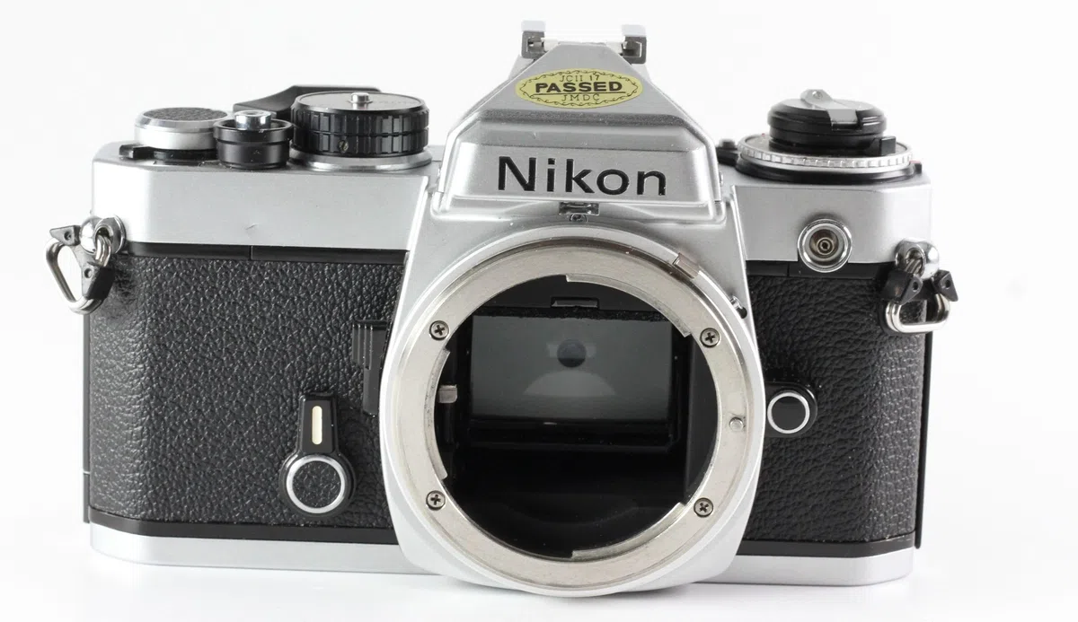 Nikon FE Kamera SLR Spiegelreflexkamera (Gehäuse ohne Objektiv/Body Without Lens) in Silber/schwarz
