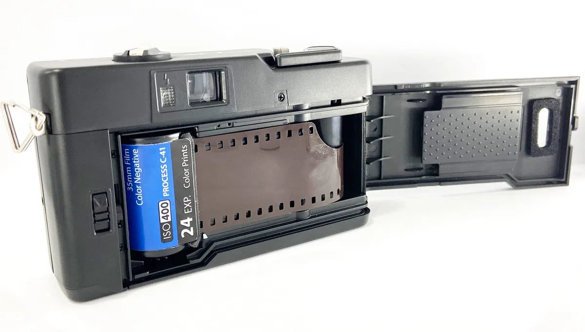 Yashica Kyocera MF-2 super 35mm analoge Kleinbild Kamera + Kamera Einschlagtuch