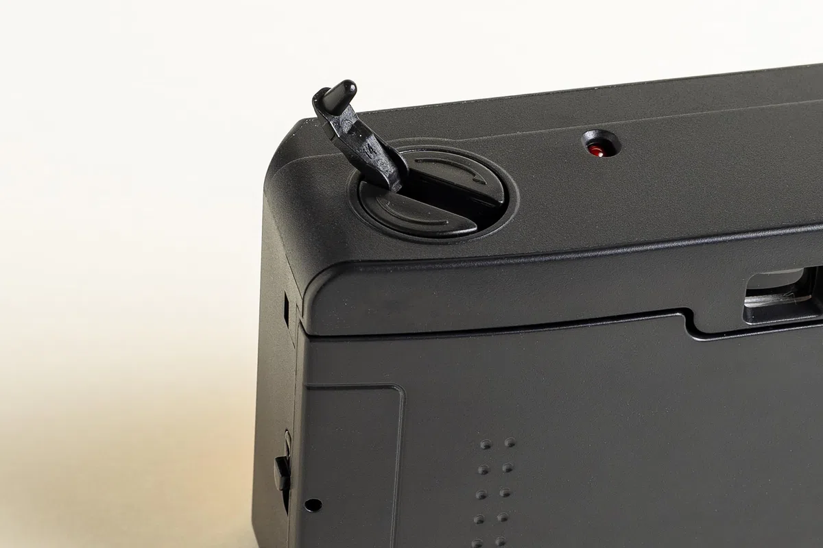 Corex Kakao Friends Wiederverwendbare 35-mm-Filmkamera, Ryan Edition, Weitwinkel mit festem Fokus, eingebauter Blitz, kompatibel mit 35-mm-Farb-Negativ- oder Schwarzweiß-Filmen