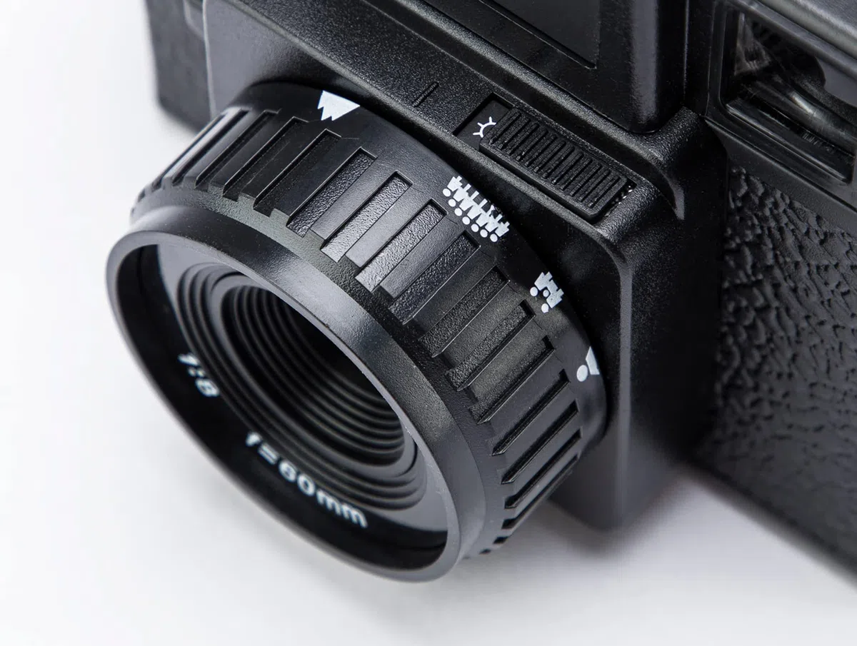 Holga 120N Rollfim Kamera artLINE im Set mit schwarz/weiß Film und Batterien