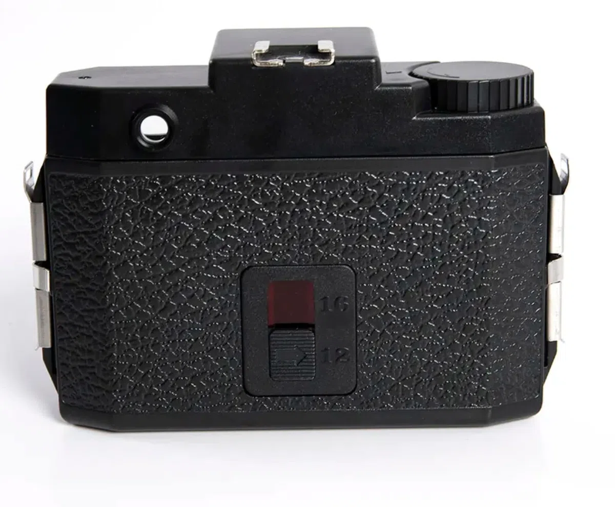 Holga 120N Rollfim Kamera artLINE im Set mit schwarz/weiß Film und Batterien