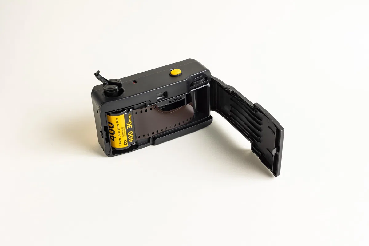 Corex Kakao Friends Wiederverwendbare 35-mm-Filmkamera, Ryan Edition, Weitwinkel mit festem Fokus, eingebauter Blitz, kompatibel mit 35-mm-Farb-Negativ- oder Schwarzweiß-Filmen