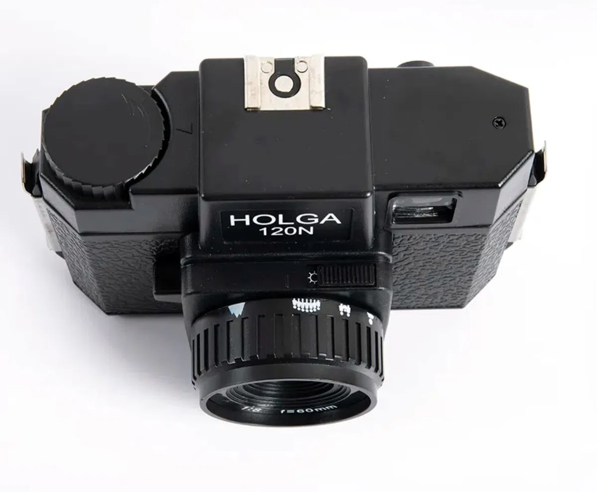 Holga 120N Rollfim Kamera artLINE im Set mit schwarz/weiß Film und Batterien
