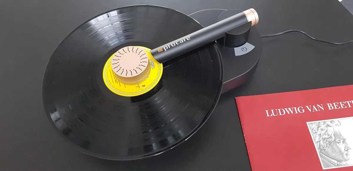 Procare Vinyl-Xperience Schallplatten-Reinigungsset Pro – inklusive Schallplatten-Reinigungsmaschine, antistatischer Kohlefaser-Bürste, weicher Samt-Schallplattenpinsel, weiches Silikongebläse