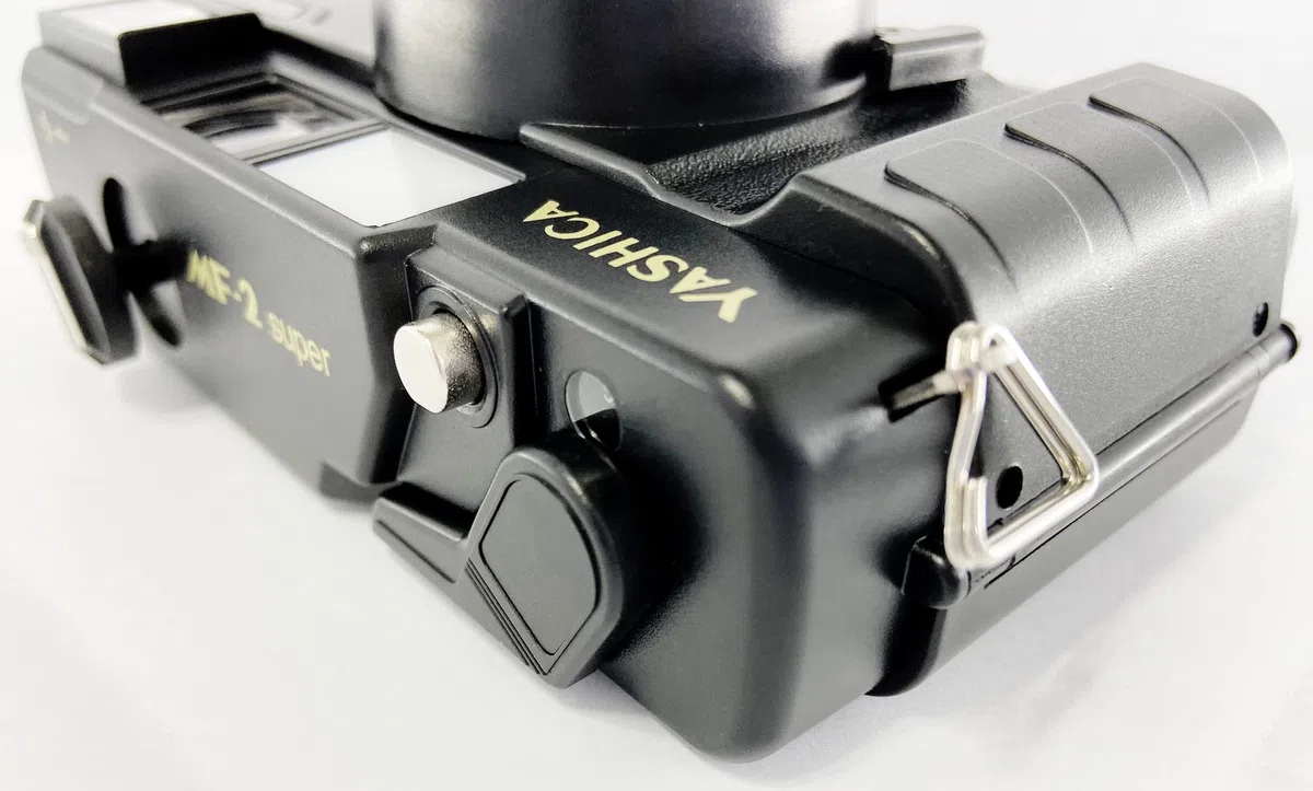 Yashica Kyocera MF-2 super 35mm analoge Kleinbild Kamera + Kamera Einschlagtuch