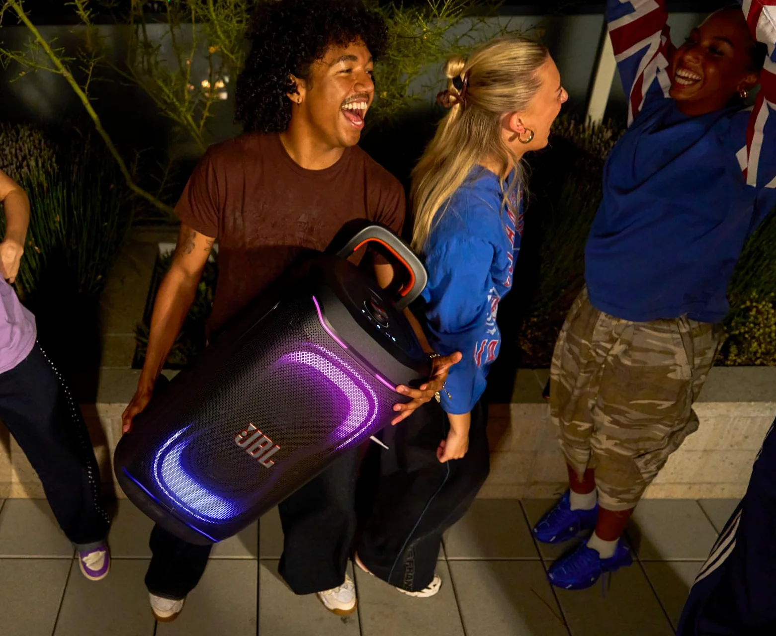JBL PartyBox 330 Tragbarer Partylautsprecher, Schwarz | JBL Sound, Lichtshow, AI Sound Boost, Bluetooth, Teleskopgriff, IPX4 spritzwassergeschützt, bis zu 18 Std Wiedergabezeit