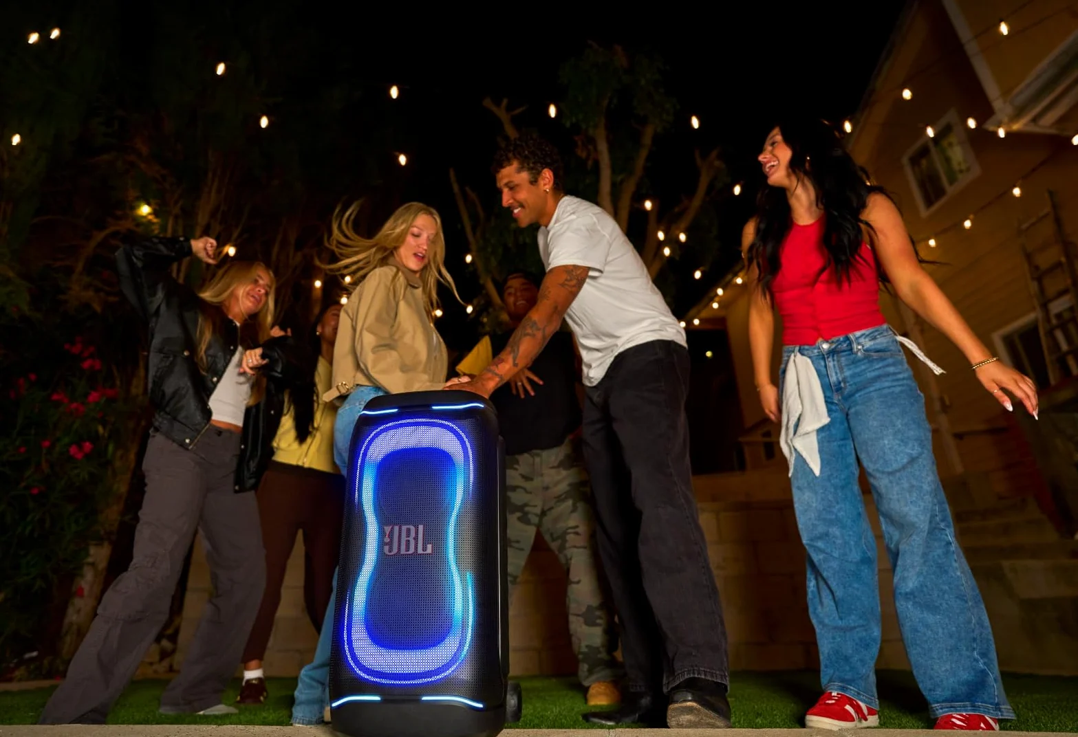 JBL PartyBox 330 Tragbarer Partylautsprecher, Schwarz | JBL Sound, Lichtshow, AI Sound Boost, Bluetooth, Teleskopgriff, IPX4 spritzwassergeschützt, bis zu 18 Std Wiedergabezeit